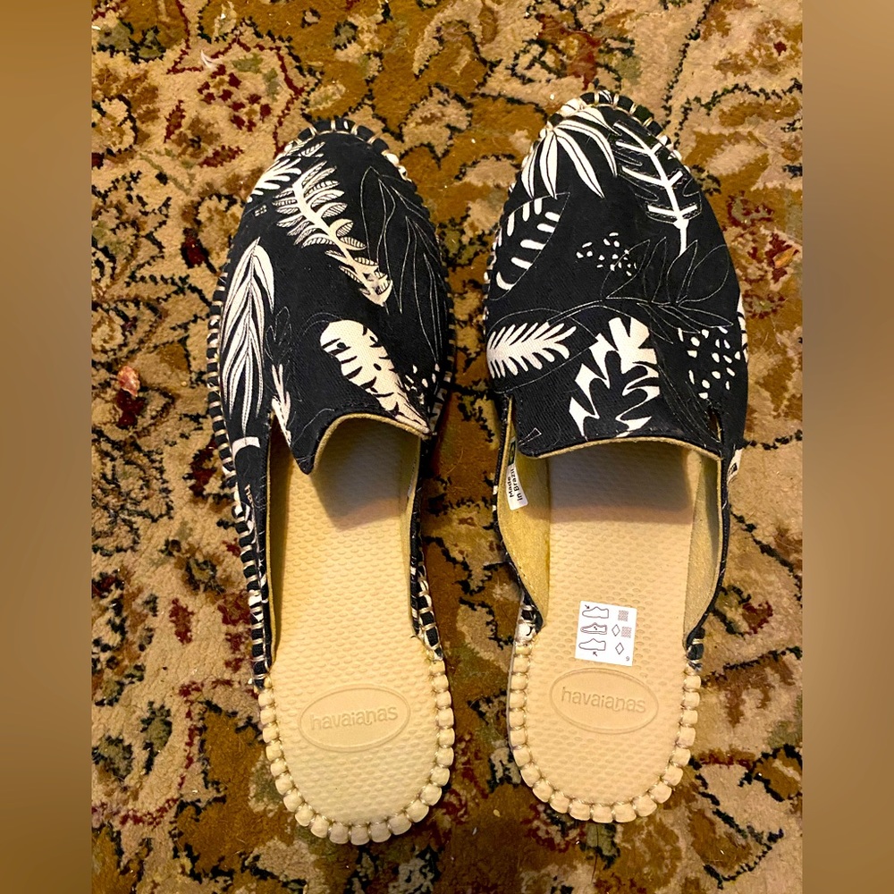 Size 10 Havaianas Hawaiian Black and White Mules